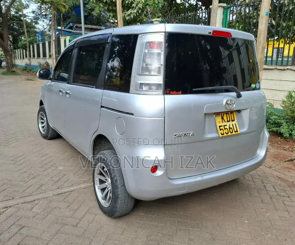Toyota Sienta 2014 Silver