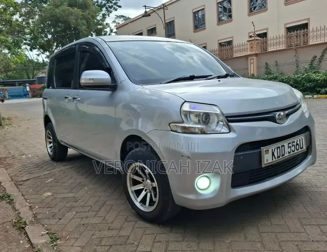 Toyota Sienta 2014 Silver