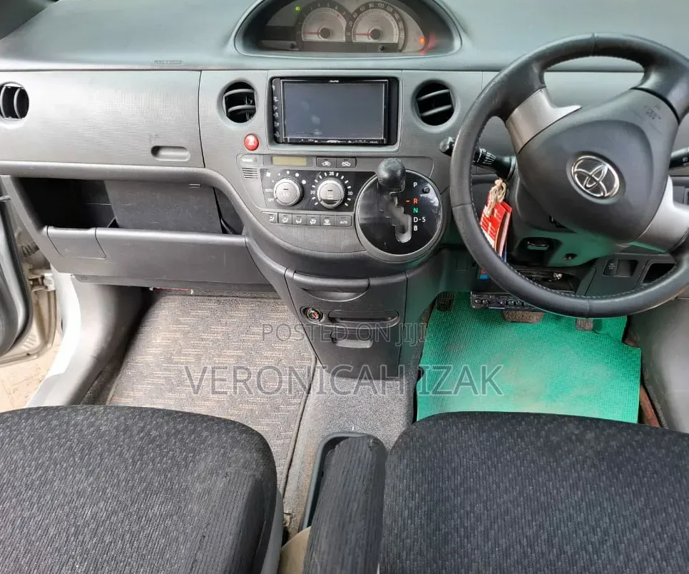 Toyota Sienta 2014 Silver