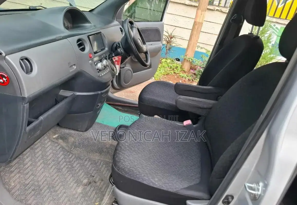 Toyota Sienta 2014 Silver