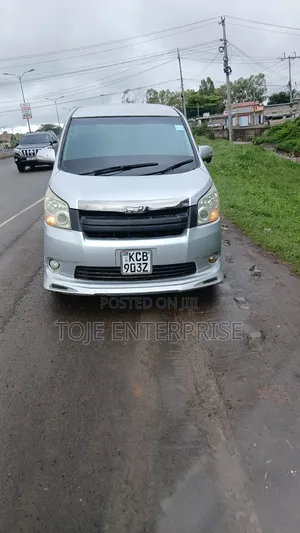 Toyota Noah 2.0 143hp AWD (8 Seater) 2008 Silver