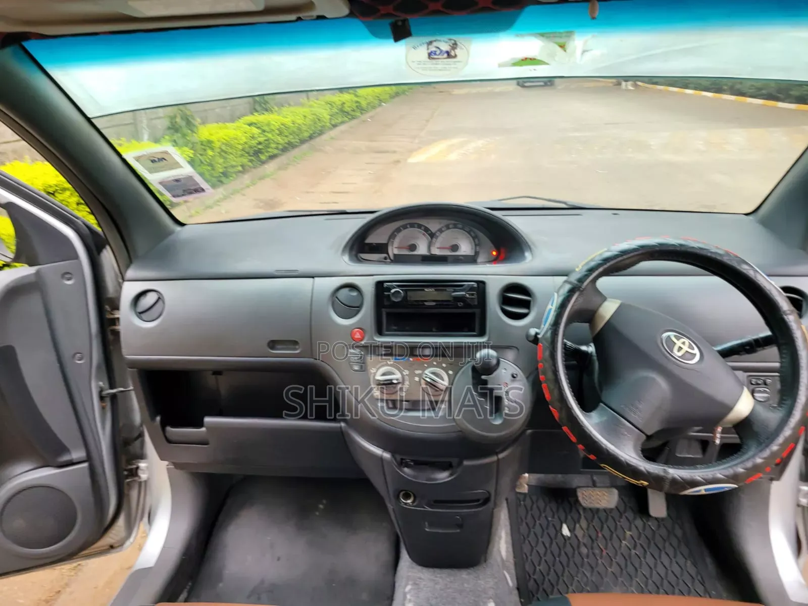 Toyota Sienta 2012 Silver
