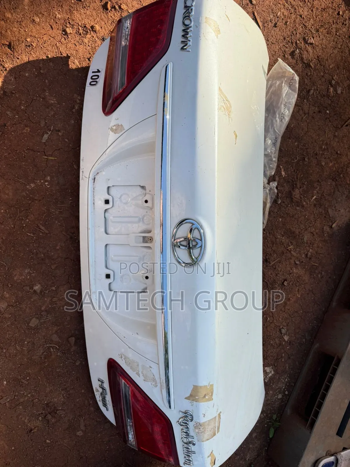 Toyota Crown Royalsalon Boot