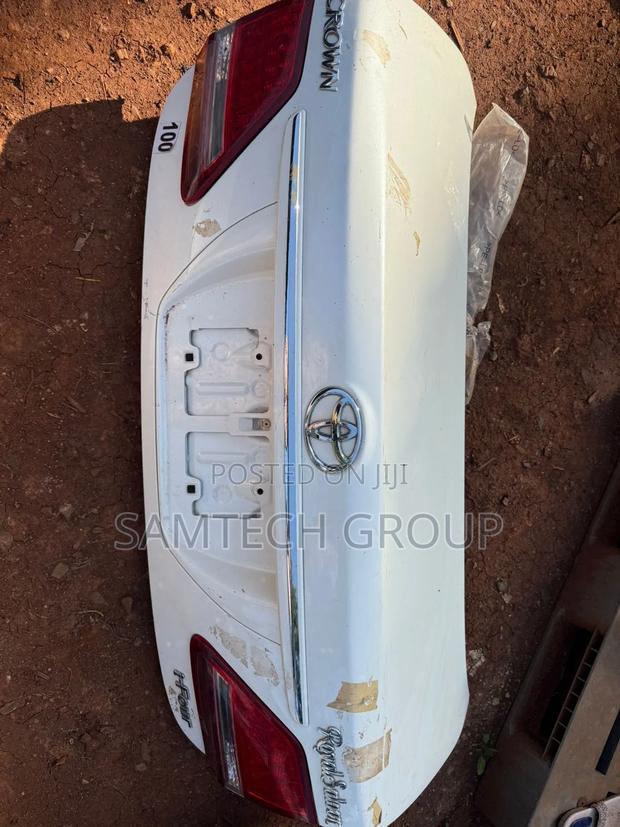 Toyota Crown Royalsalon Boot