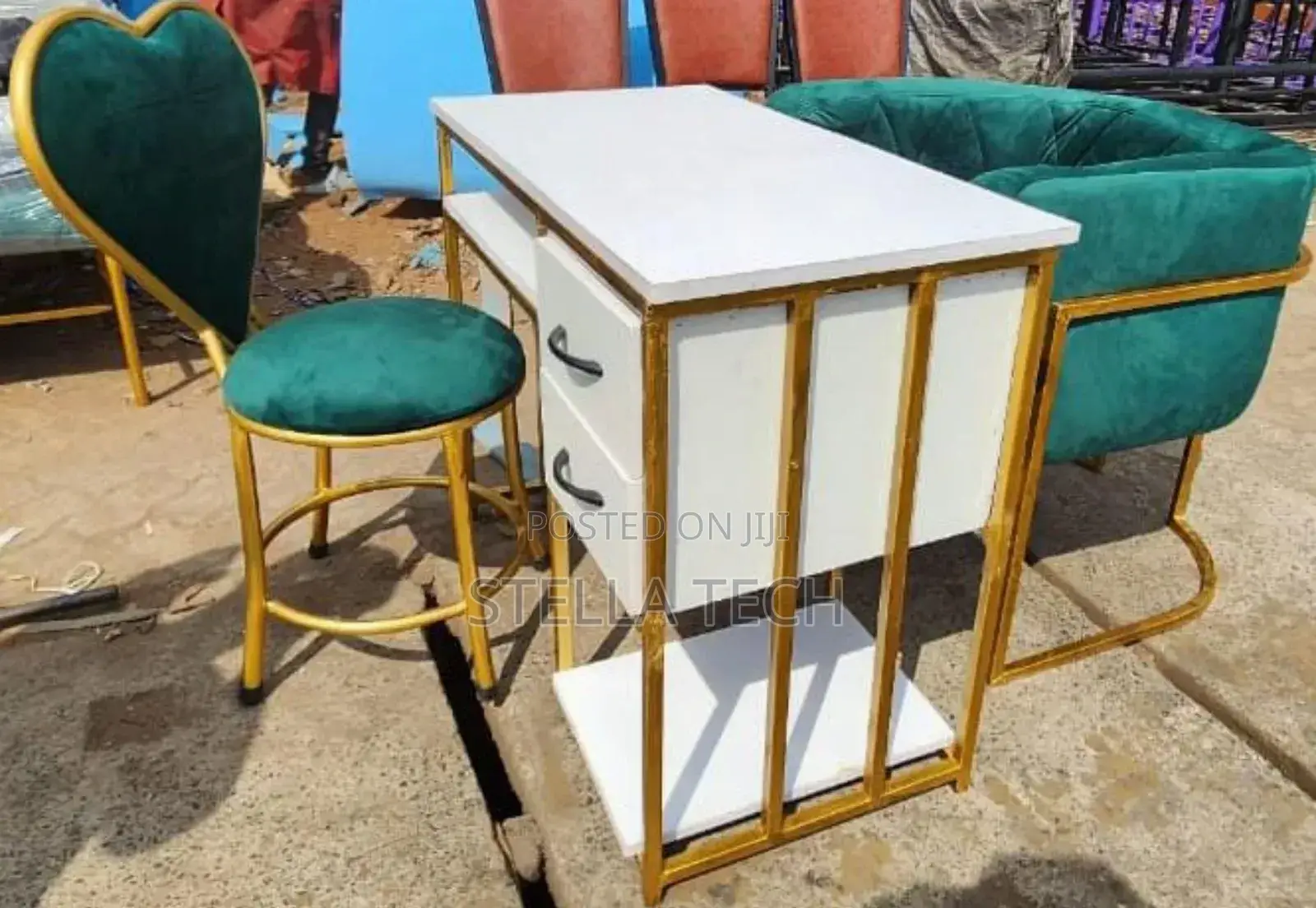 Salon Nail Table And Chairs