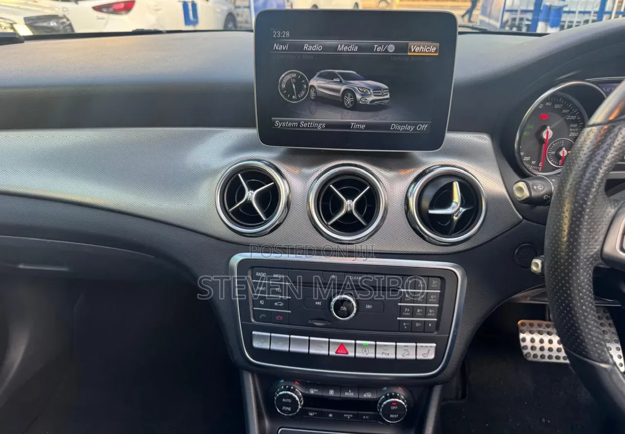 Mercedes-Benz GLA-Class 2019 White
