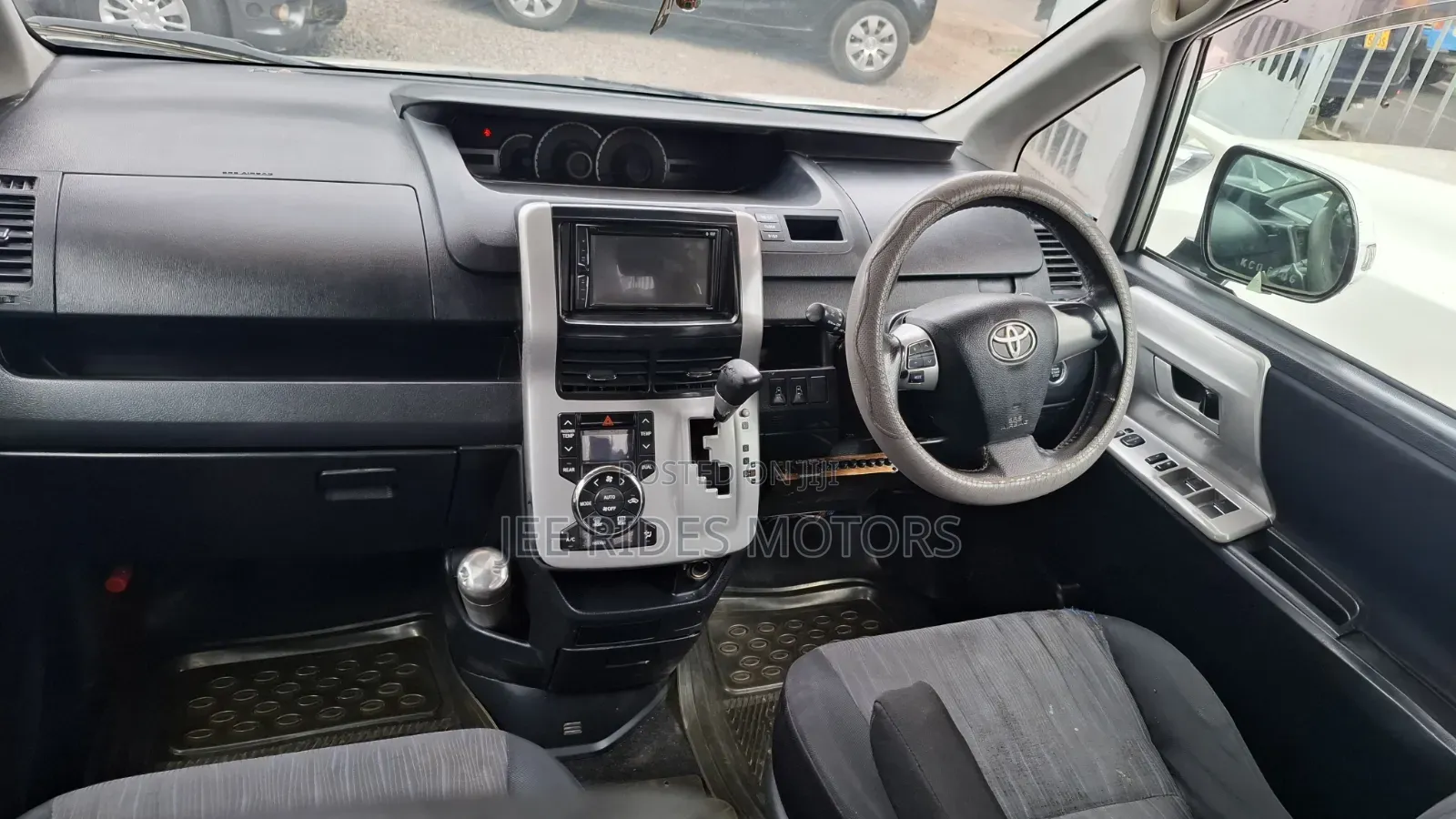 Toyota Noah 2.0 158hp FWD (8 Seater) 2012 White