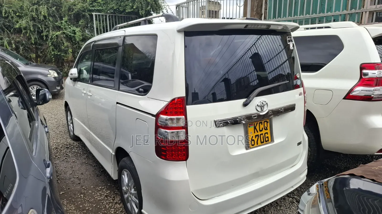 Toyota Noah 2.0 158hp FWD (8 Seater) 2012 White