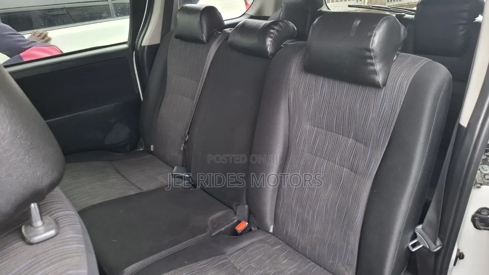 Toyota Noah 2.0 158hp FWD (8 Seater) 2012 White