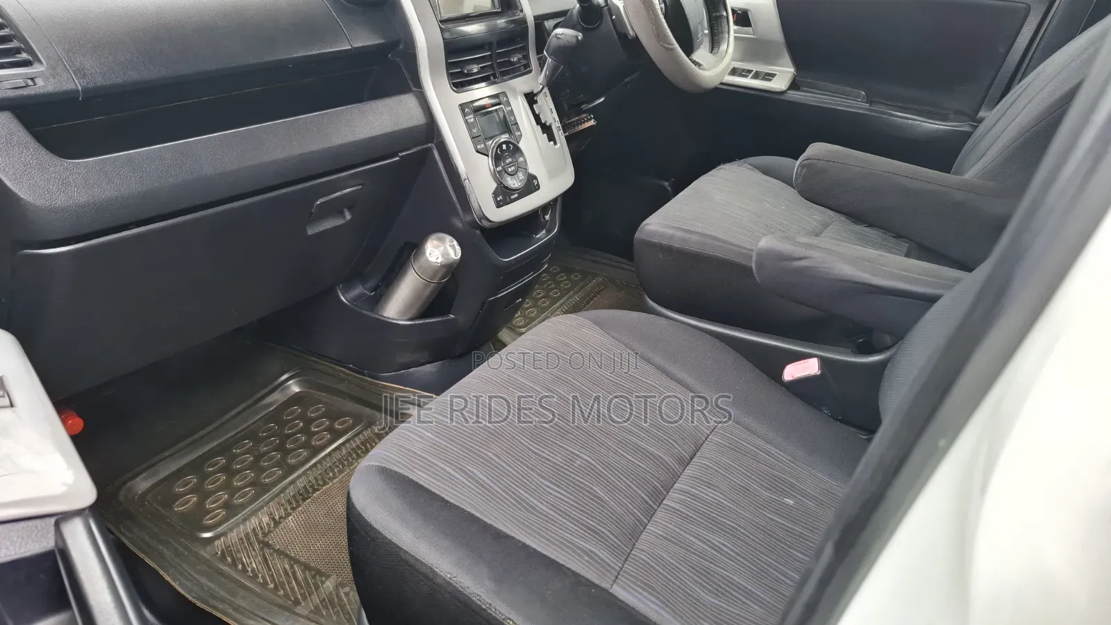 Toyota Noah 2.0 158hp FWD (8 Seater) 2012 White