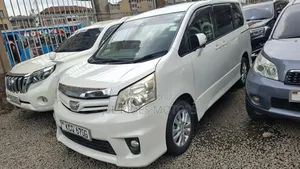 Toyota Noah 2.0 158hp FWD (8 Seater) 2012 White