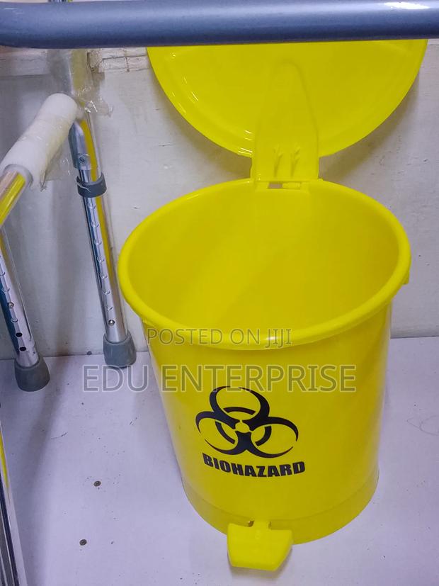 Biohazard 10l Pedal Dust Bin - thumbnail 2