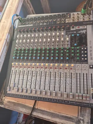 Soundcraft Signature 16 Mixer