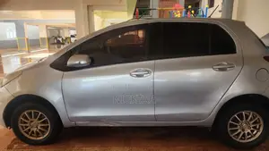 Toyota Vitz 1.0 FWD 3dr 2011 Silver