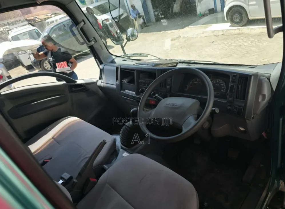 Isuzu Elf Long Chase 2019 Blue