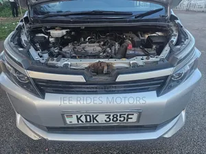 Toyota Voxy 2017 Silver