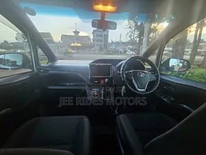 Toyota Voxy 2017 Silver
