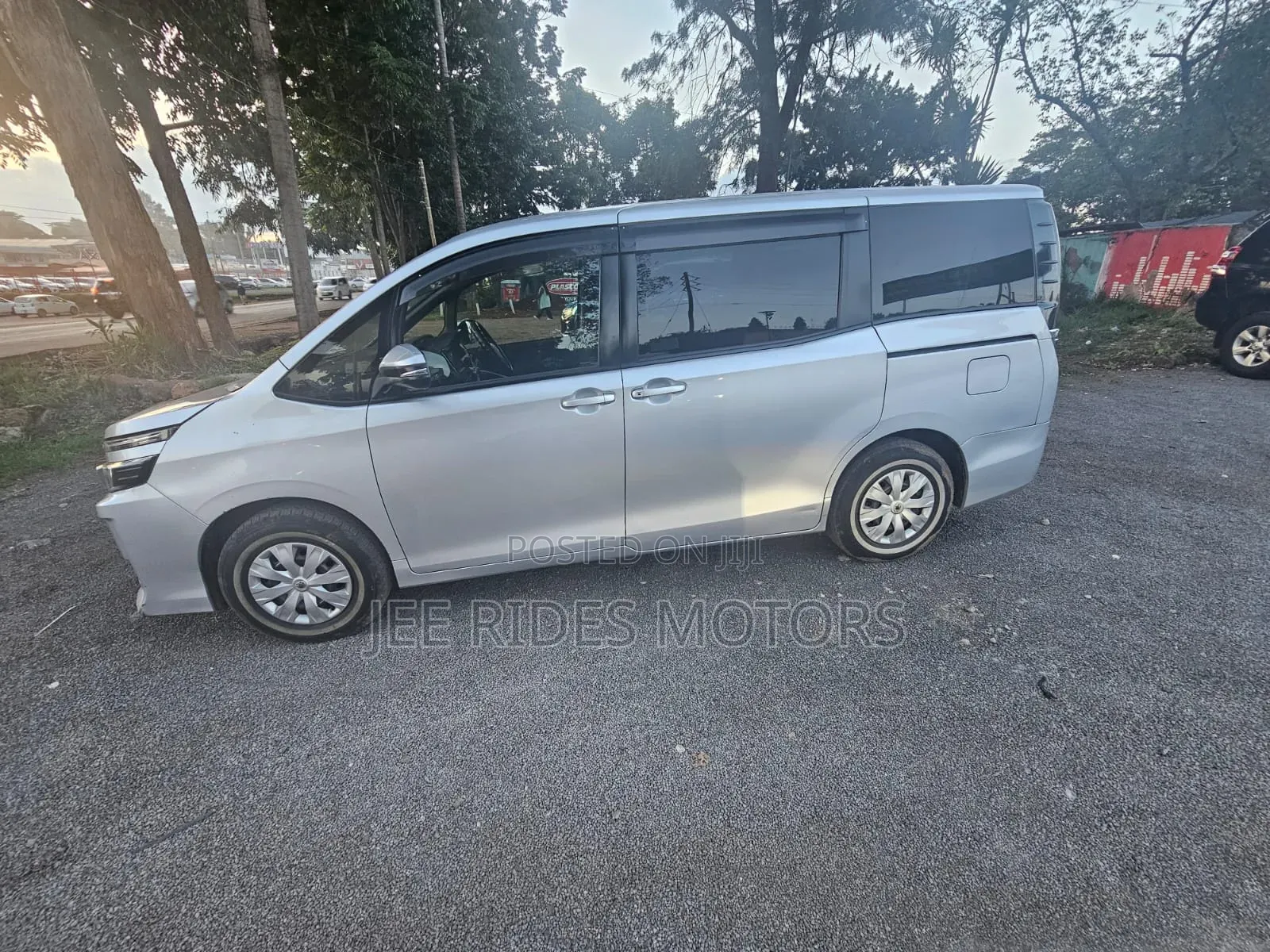 Toyota Voxy 2017 Silver
