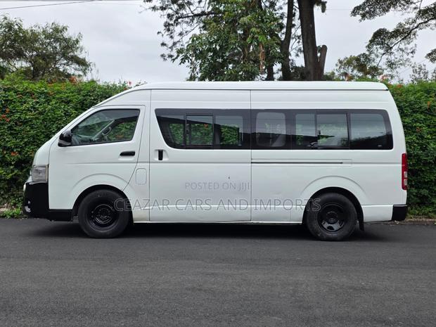 Toyota HiAce 2012 White - thumbnail 3
