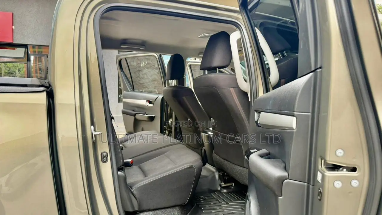 Toyota Hilux 2022 Brown