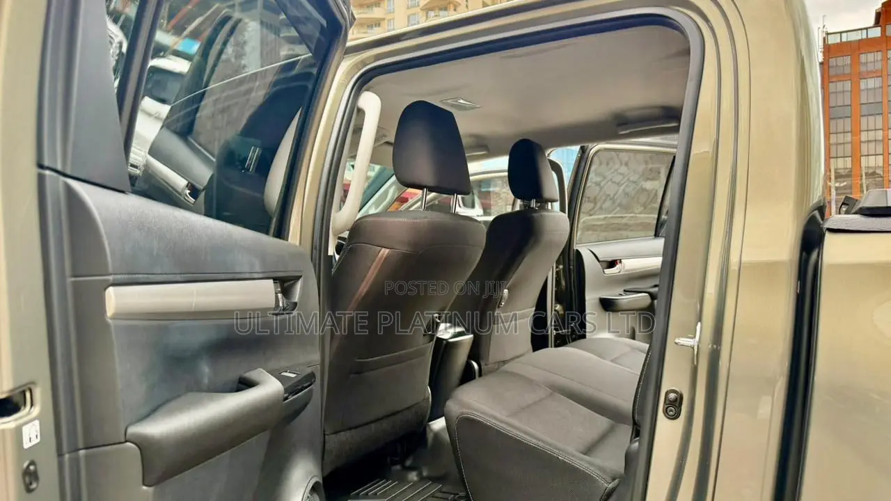 Toyota Hilux 2022 Brown