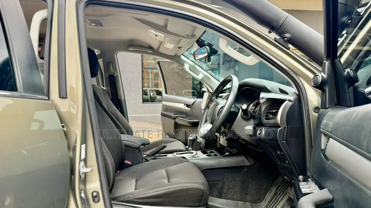Toyota Hilux 2022 Brown