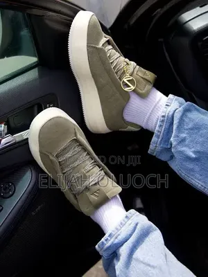 Adidas Acesmash “ Charcoal ”
Quality Leather 
Boxed 
Size 39-45