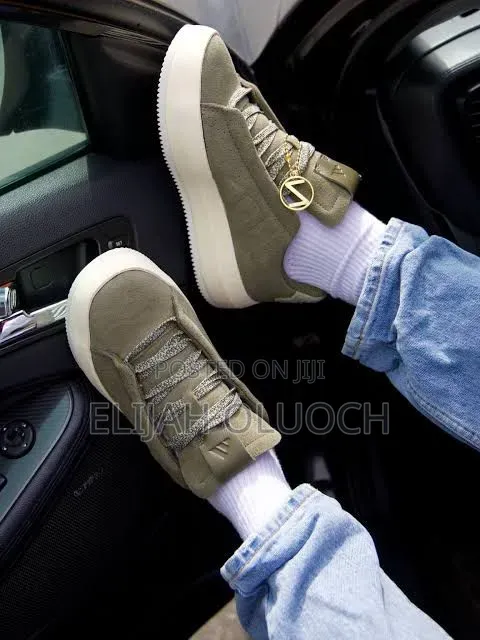 Adidas Acesmash “ Charcoal ”
Quality Leather 
Boxed 
Size 39-45