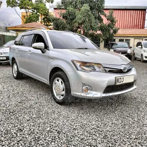 Toyota Corolla Fielder 1.5 Hybrid FWD 2015 Silver