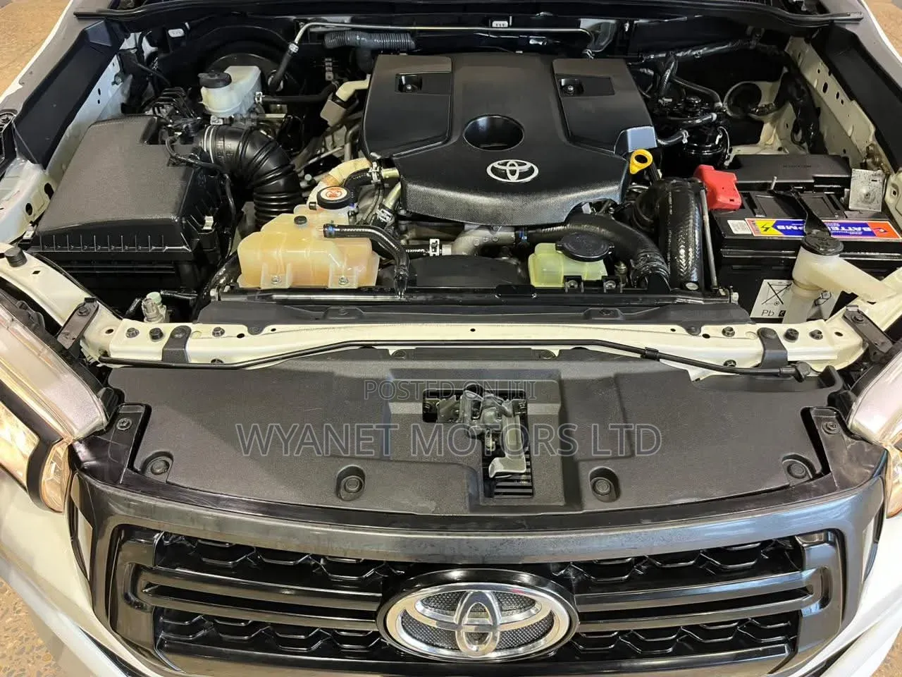 Toyota Hilux Revo Double Cab Deisel 2.4 AWD 2019 White