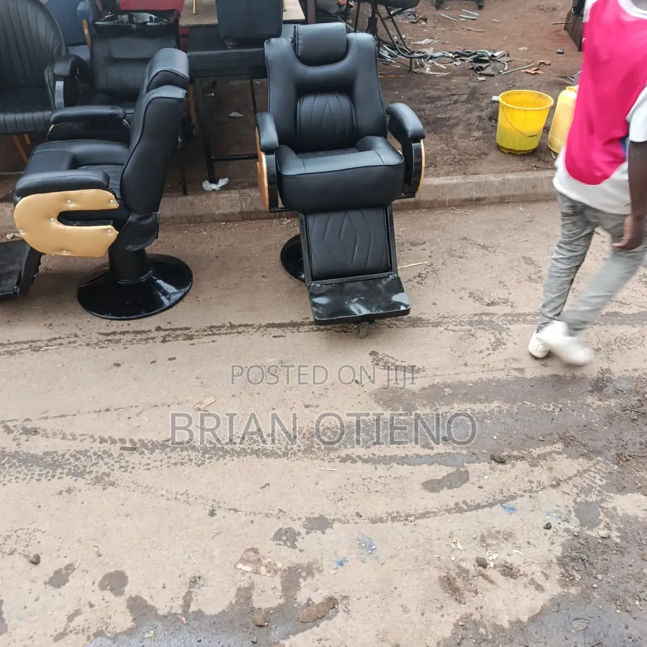 Rotating Kinyozi Seats With Black Base