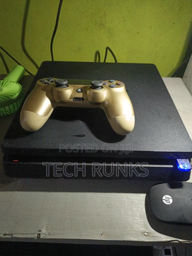 Ps4 Slim Chiped 2 Controllers and 9 Games - thumbnail 2