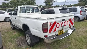 Toyota Hilux 2003 White