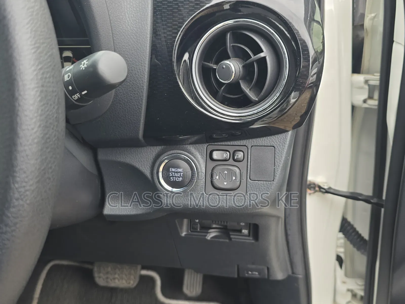 Toyota Vitz 1.3 FWD 5dr 2019 White