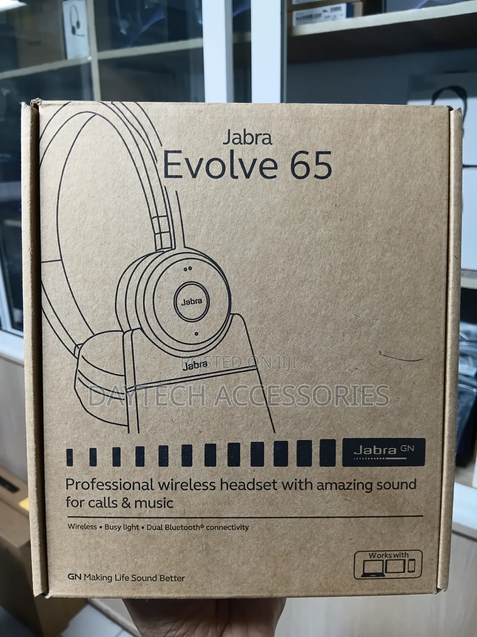 Jabra Evolve 65 Se Wireless Headset With a Charging Stand in Brown Box