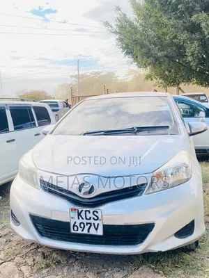 Toyota Vitz 2011 Silver