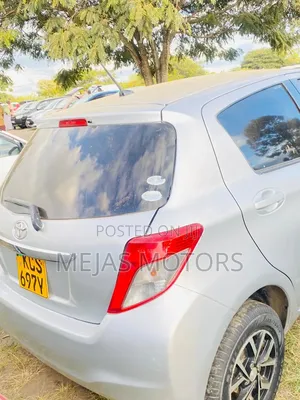 Toyota Vitz 2011 Silver