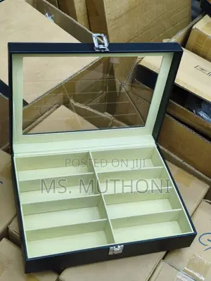 8-Slot Leather Sunglasses Display / Storage Case With a Clear Top