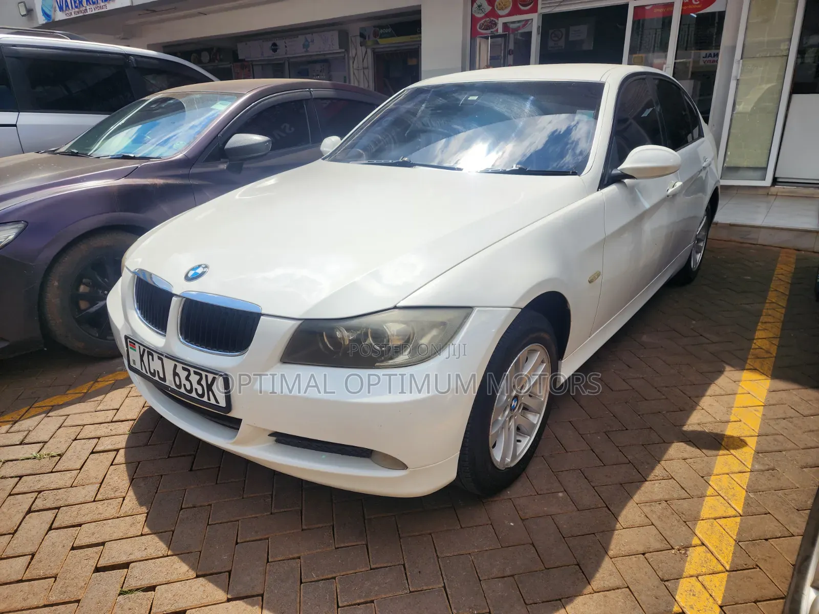 BMW 320i Sedan RWD 2009 White