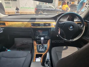 BMW 320i Sedan RWD 2009 White