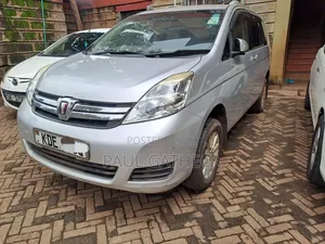 Toyota ISIS 2014 Silver