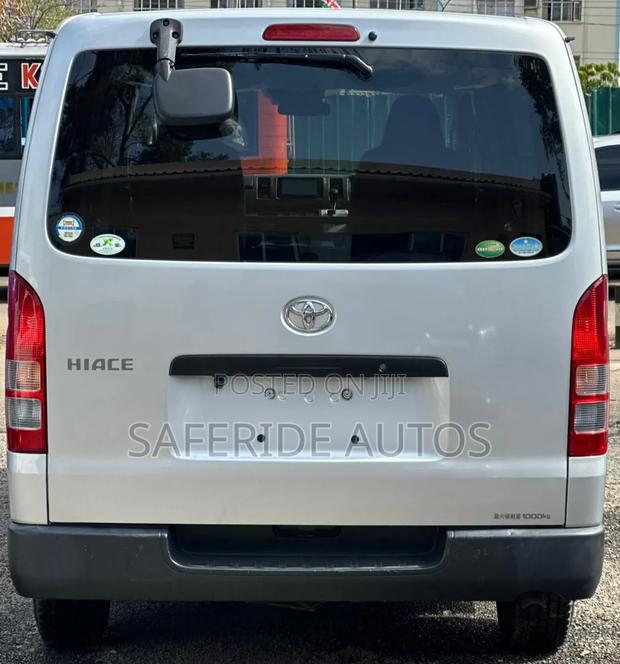 Toyota HiAce 2019 Silver - thumbnail 2
