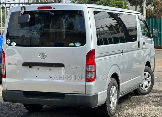 Toyota HiAce 2019 Silver - thumbnail 7