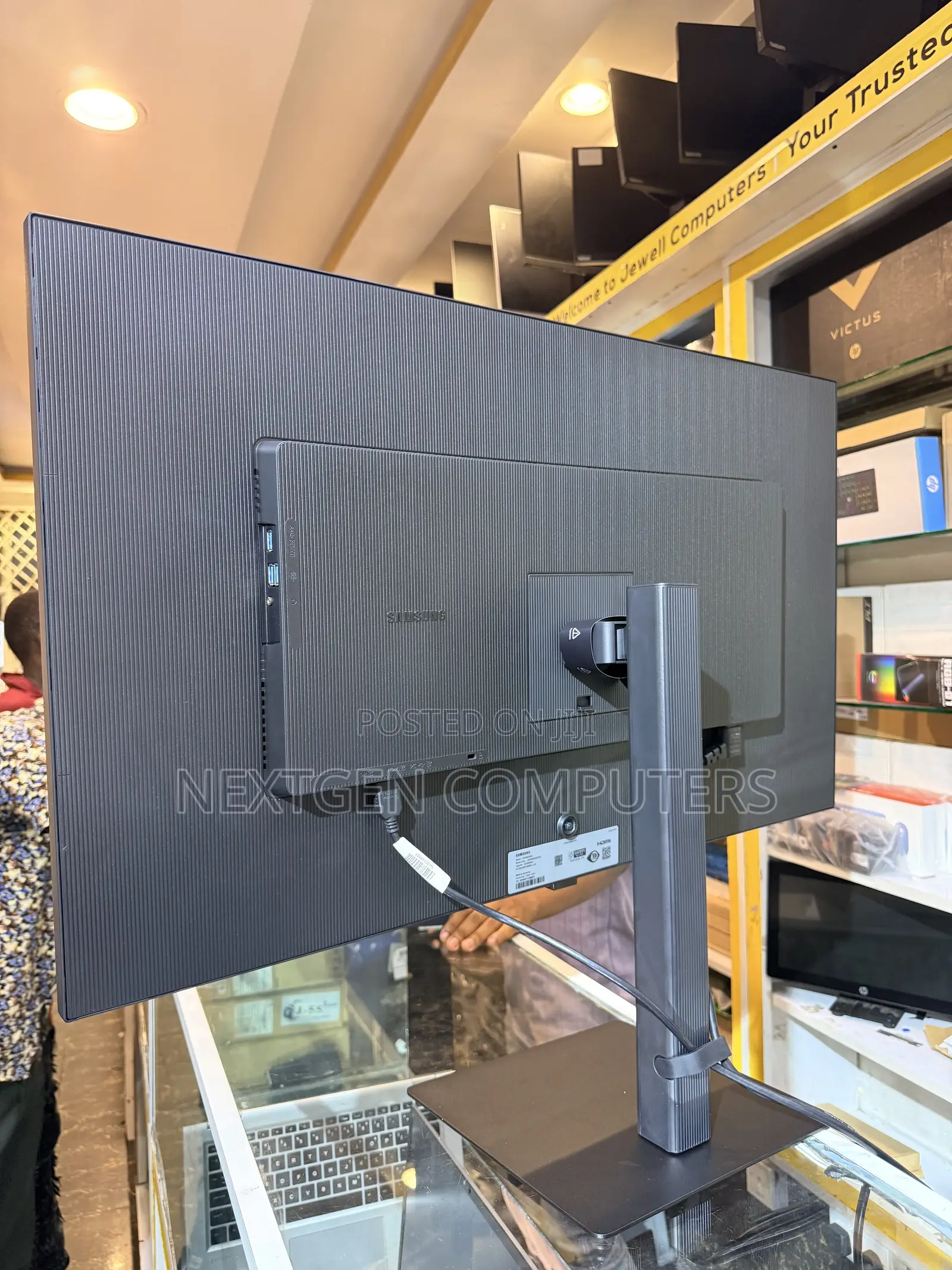 Samsung S8 Ls37d802eaexxs 37” HDR Frameless Monitor