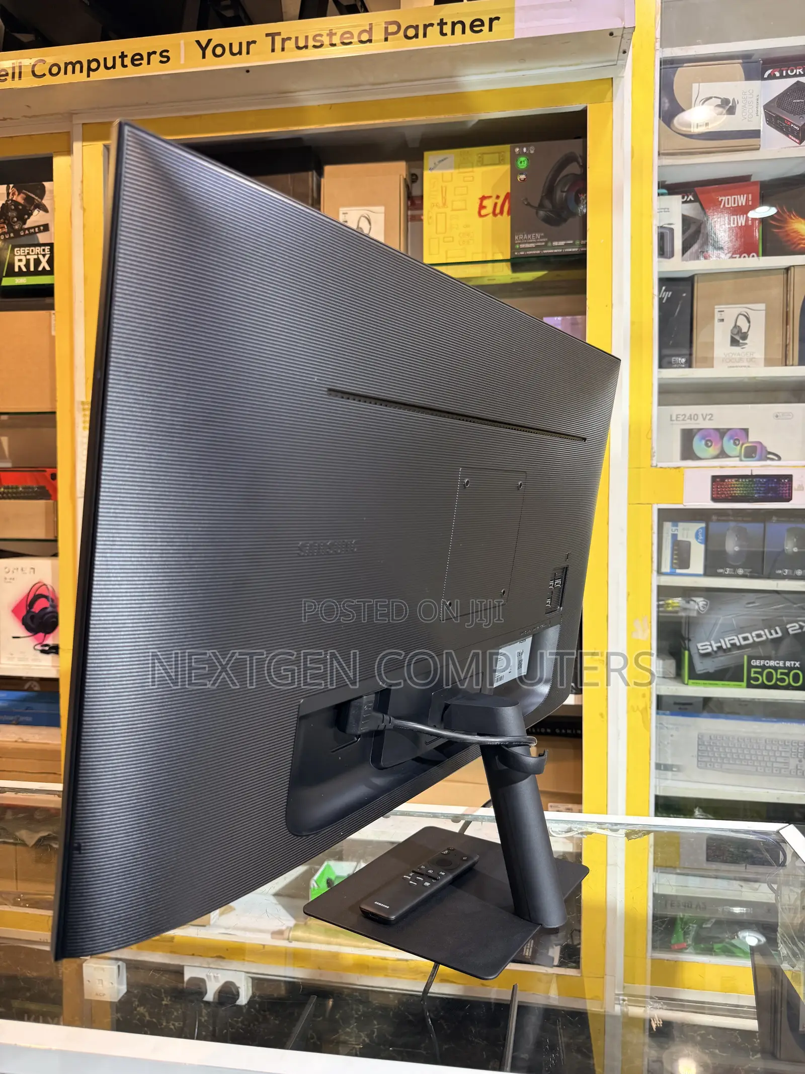 Samsung Ls43fm700umxue M7 43” Uhd Usb-C Frameless Smart Monitor