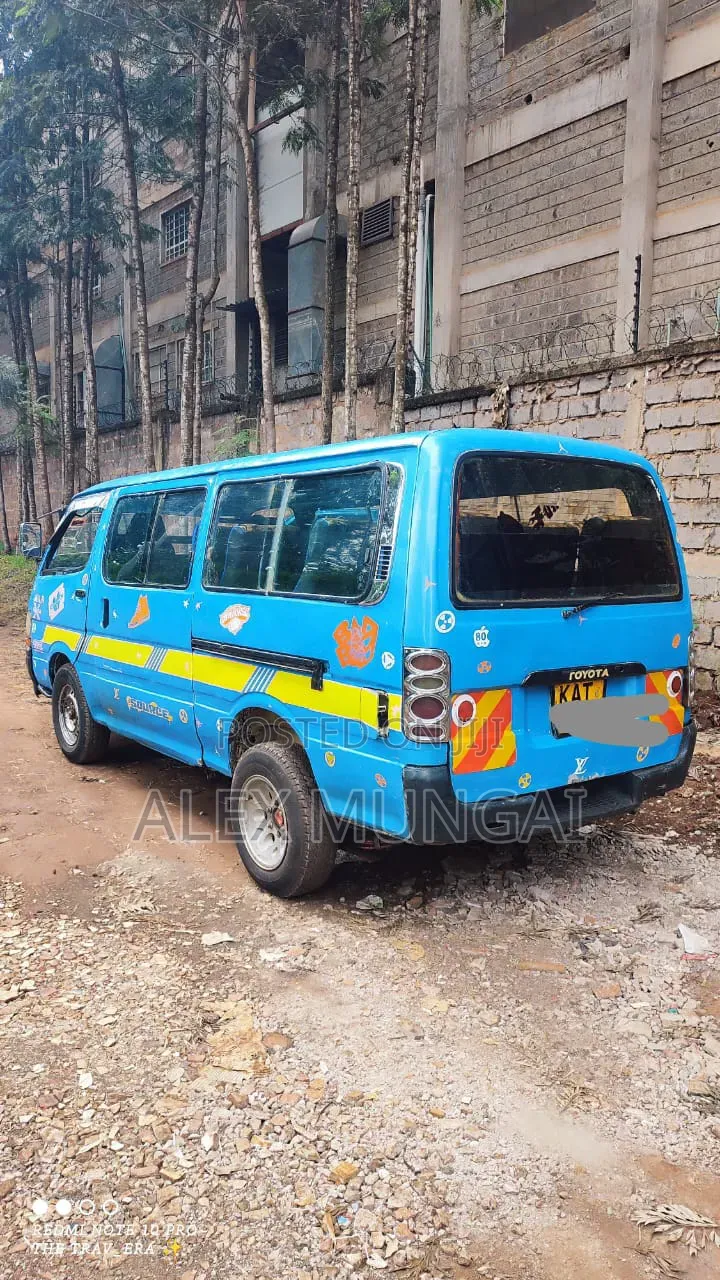 Toyota HiAce 1998 Blue