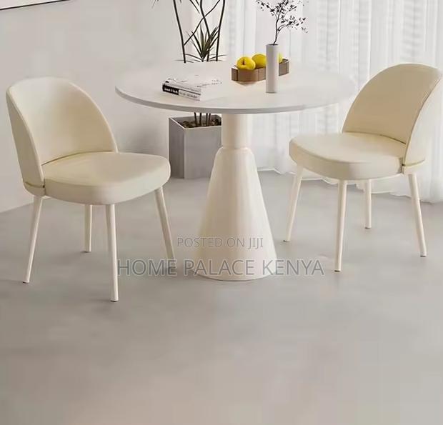 Round Table: Round Coworking Table With Pedestal Base - thumbnail 3