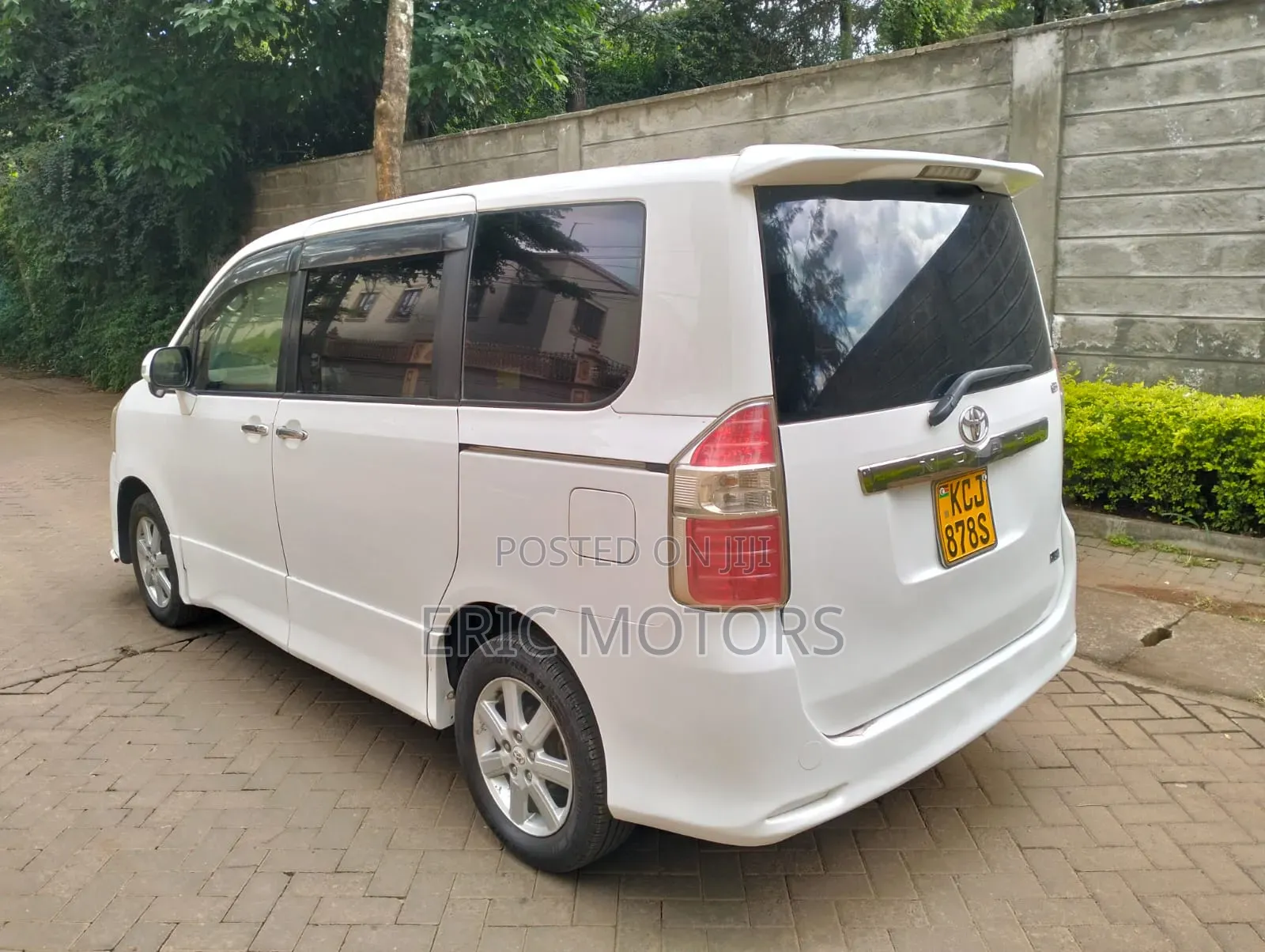 Toyota Noah 2010 Off white