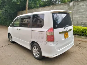 Toyota Noah 2010 Off white
