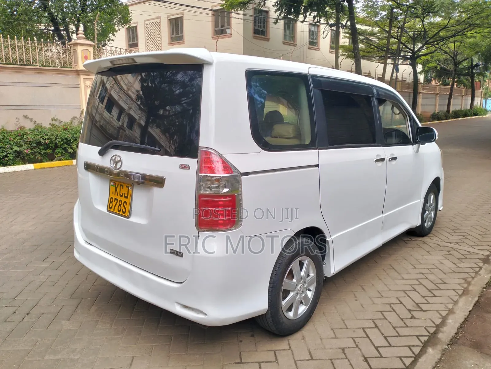 Toyota Noah 2010 Off white